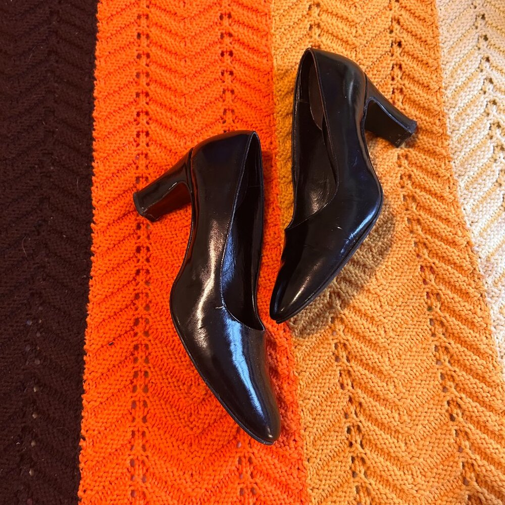 1960s Naturalizer black patent leather pumps with block heel!